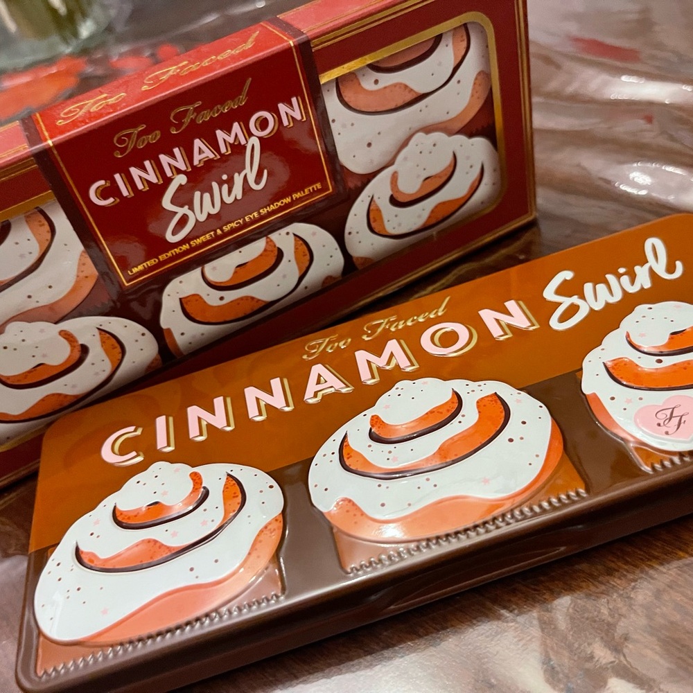 Too Faced Cinnamon Swirl Set - Red and White